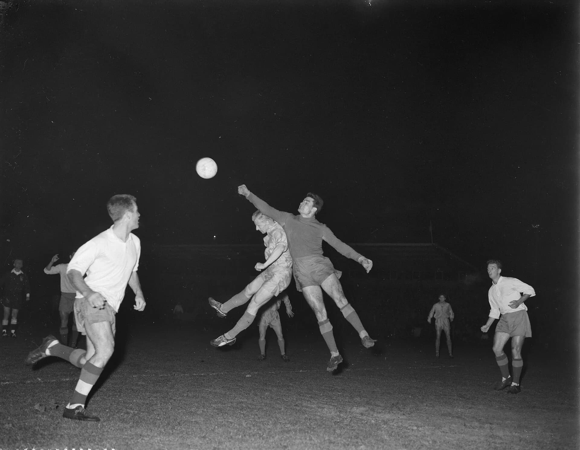 Olanda – România la Enschede, 22 februarie 1961. Portarul României respinge cu pumnul.